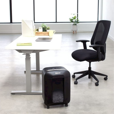 Шредер Fellowes PowerShred LX85 черный (секр.P-4) фрагменты 12лист. 19лтр. скрепки скобы пл.карты