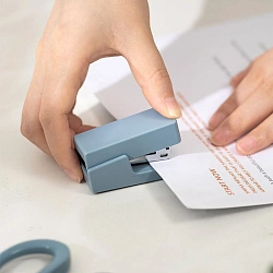 Степлер мини Deli ENS083BLUE ENS083 Linfini N10 24/6 (15листов) синий 15скоб металл/пластик блистер