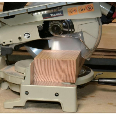 Торцовочная пила Makita LH1040F 1650Вт 4800об/мин d=260мм