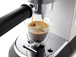 Кофеварка рожковая Delonghi EC685.W 1350Вт белый