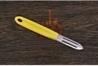 Овощечистка для овощей и фруктов Victorinox Swiss Classic желтый упак.:защита лезвия (7.6077.8)