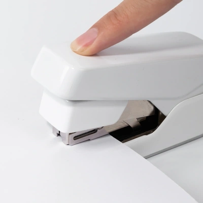 Степлер настольный Deli 0370SWhite Exceed 24/6 26/6 (40листов) снижение усилия белый 100скоб коробка