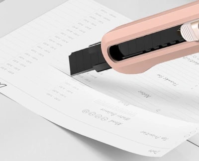 Нож канцелярский Deli ENS063PINK Nusign шир.лез.9мм выдвижное лезвие фиксатор усиленный сталь розовый