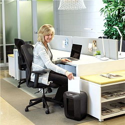 Шредер Fellowes PowerShred LX41 черный (секр.P-4) фрагменты 8лист. 17лтр. скрепки скобы пл.карты
