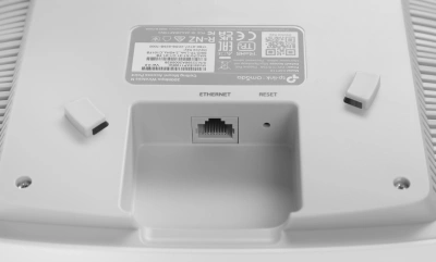 Точка доступа TP-Link EAP110 N300 10/100BASE-TX белый