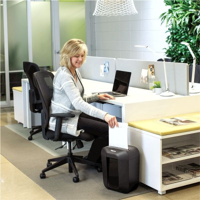 Шредер Fellowes PowerShred LX41 черный (секр.P-4) фрагменты 8лист. 17лтр. скрепки скобы пл.карты