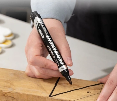 Маркер перманентный Deli EU216-RD Everyu круг. пулевидный пиш. наконечник 2.5мм заправляемый красный