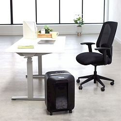 Шредер Fellowes PowerShred LX85 черный (секр.P-4) фрагменты 12лист. 19лтр. скрепки скобы пл.карты