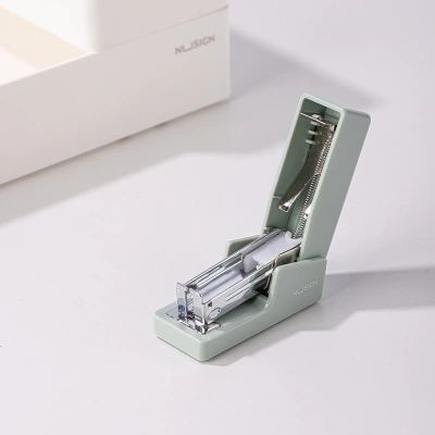 Степлер мини Deli ENS083GREEN ENS083 Linfini N10 24/6 (15листов) зеленый 15скоб металл/пластик блистер