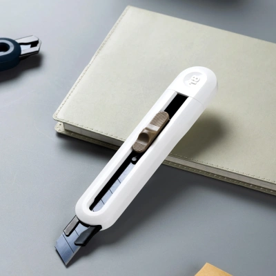 Нож канцелярский Deli ENS062-WHITE Nusign шир.лез.18мм выдвижное лезвие фиксатор 8 сменных лезвий металл/пластик белый