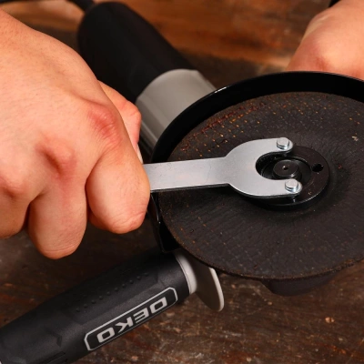 Углошлифовальная машина Deko DKAG900 PRO 900Вт 12000об/мин рез.шпин.:M14 d=125мм (085-1054)