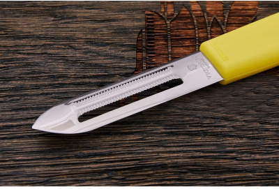 Овощечистка для овощей и фруктов Victorinox Swiss Classic желтый упак.:защита лезвия (7.6077.8)